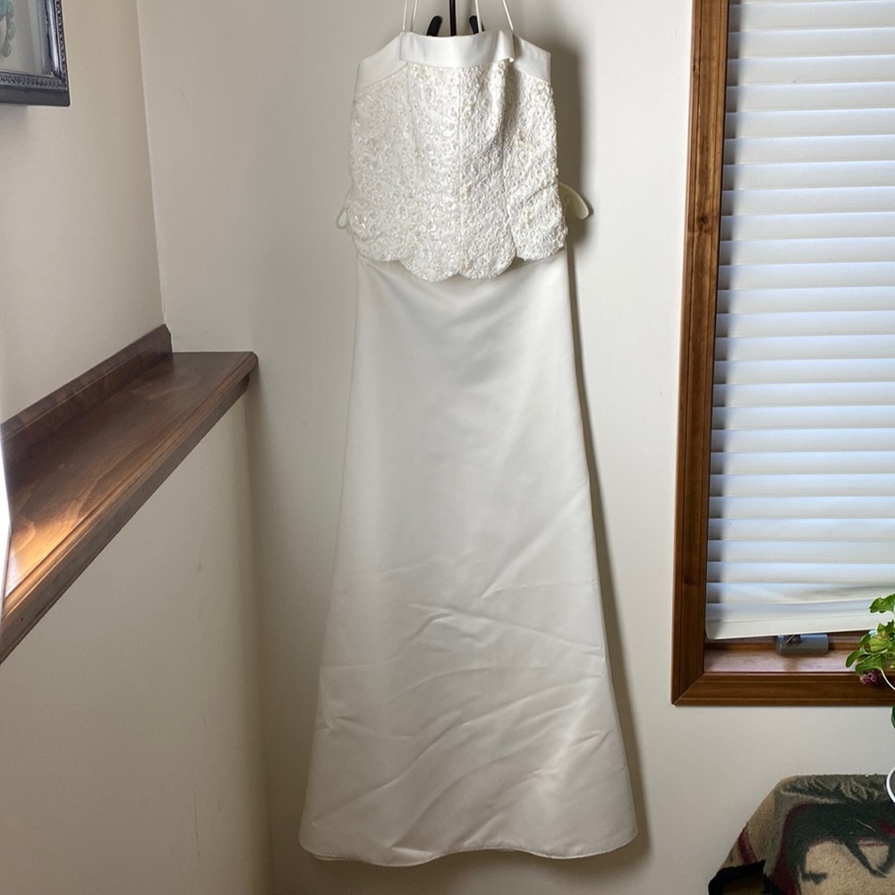 Wedding Dress 2-piece. Skirt and strapless top. Size 10. Ivory. Flawless.